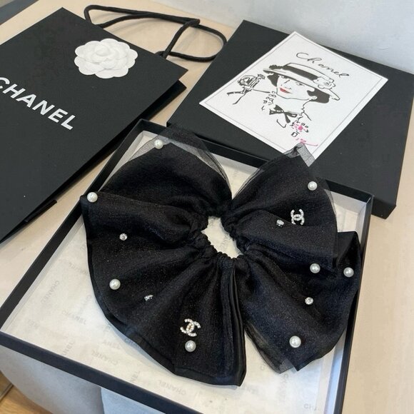 Chanel posts a circle - Picture 2 of 6